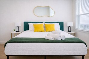 Tabla de planchar con plancha, wifi y ropa de cama