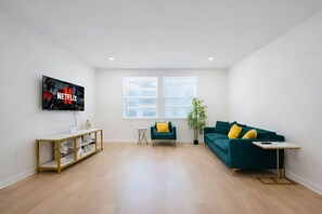 TV - Modern Stay WorkerFriendly Home w/Lndry GYM & Pool (Sherman)