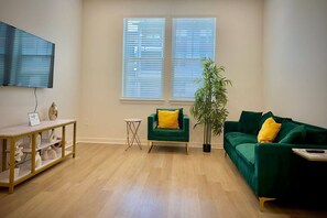 Living area - Modern, WorkerFriendly, Washer, Pool, Gym, Wifi (Sherman)