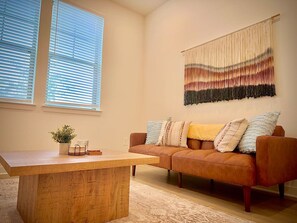 Interior - WorkerFriendly,KINGbed,A+Location,Washer,Wifi,Pool (Sherman)