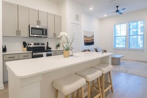 Fridge, microwave, oven, stovetop - King 1BR · Work Stays · Pool & Gym  WiFi · Laundry (Sherman)