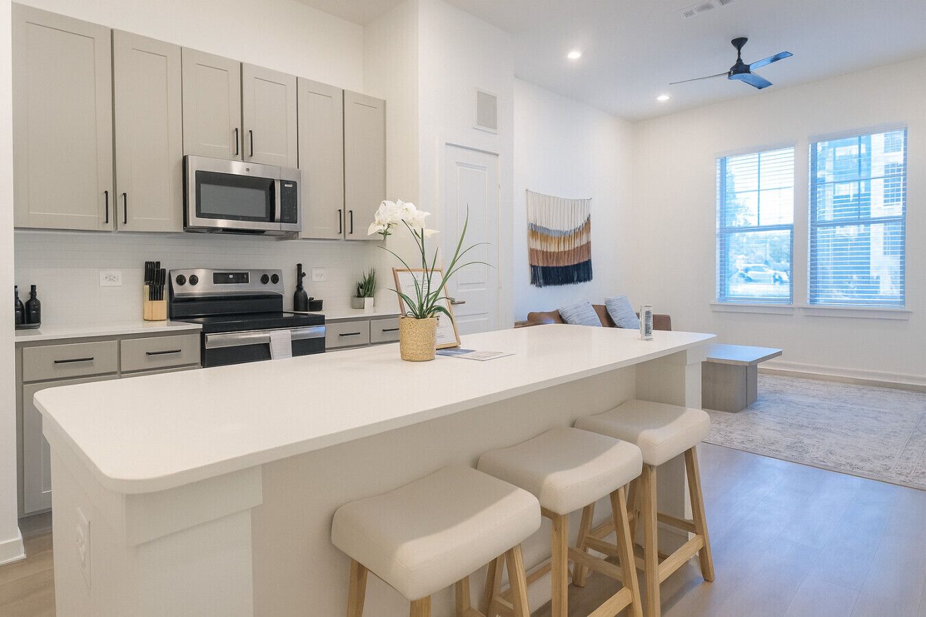 Kylskåp, mikrovågsugn, ugn och spishäll