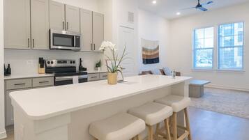 Kylskåp, mikrovågsugn, ugn och spishäll