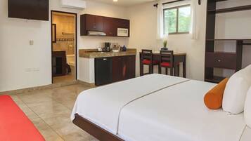 Deluxe Studio | Desk, laptop workspace, iron/ironing board, free WiFi