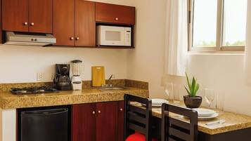 Deluxe Studio | Private kitchen | Mini-fridge, microwave, stovetop, cookware/dishes/utensils