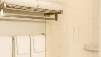 Secadora de cabello, toallas, jabón, papel de baño