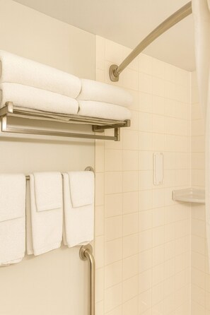 Hair dryer, towels, soap, toilet paper - King Bed (Non Smoking) (Point Edward)