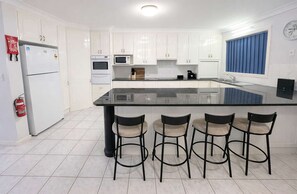 Fridge, microwave, oven, stovetop - Pebbly Beach Escape - Steps from Beach (Forster)