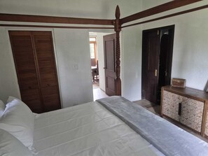 2 quartos, cofres nos quartos, ferros/tábuas de passar roupa