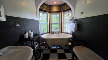 Secador de cabelo, toalhas de banho, sabonete, shampoo