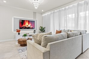 Living area - Excellent 5-bedroom house with AC in charming Clermont (Clermont)