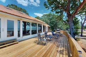 Terrace/patio - Waterfront Family Retreat on Choctawhatchee Bay! (Freeport)