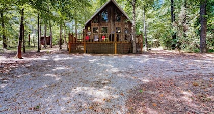 1 Mi to Pickwick Lake! Tranquil Wooded Cabin
