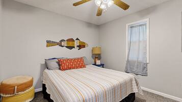 3 bedrooms, iron/ironing board, internet, bed sheets