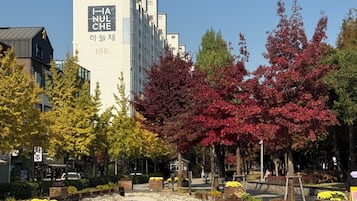 A building with a sign reading "HAI NUL CHE" and the number "106".