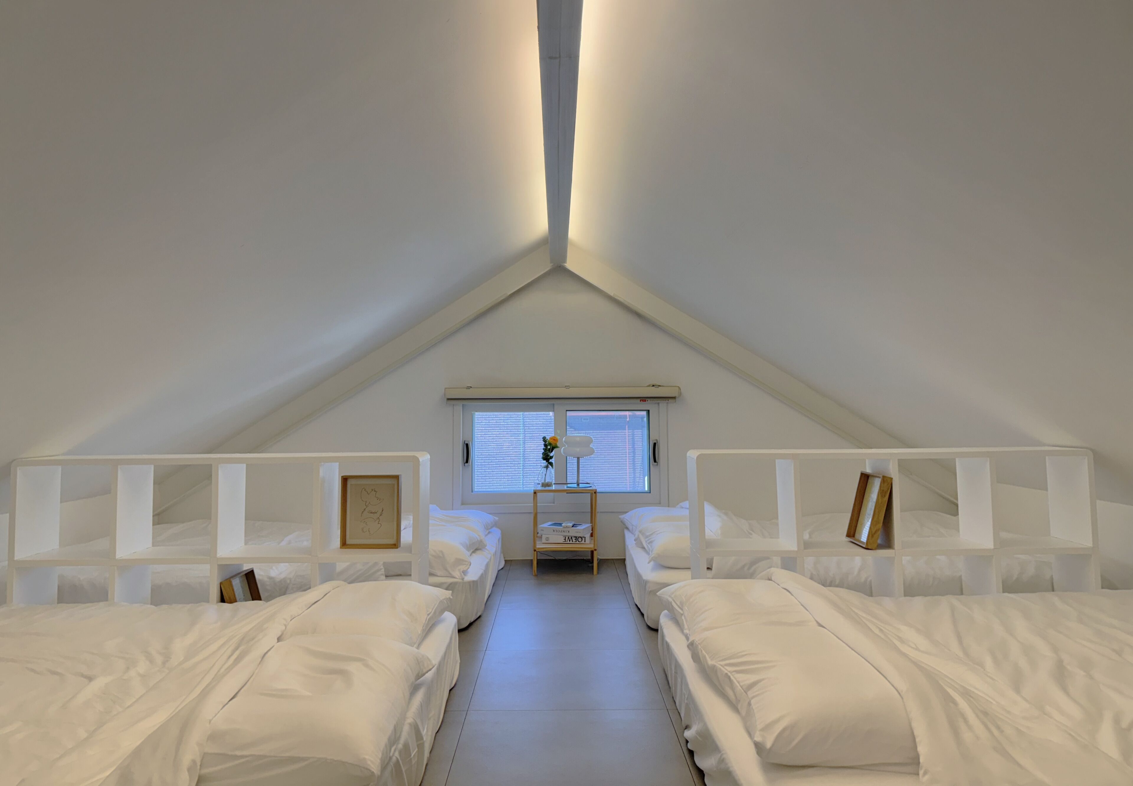 Tabla de planchar con plancha, wifi gratis y ropa de cama 