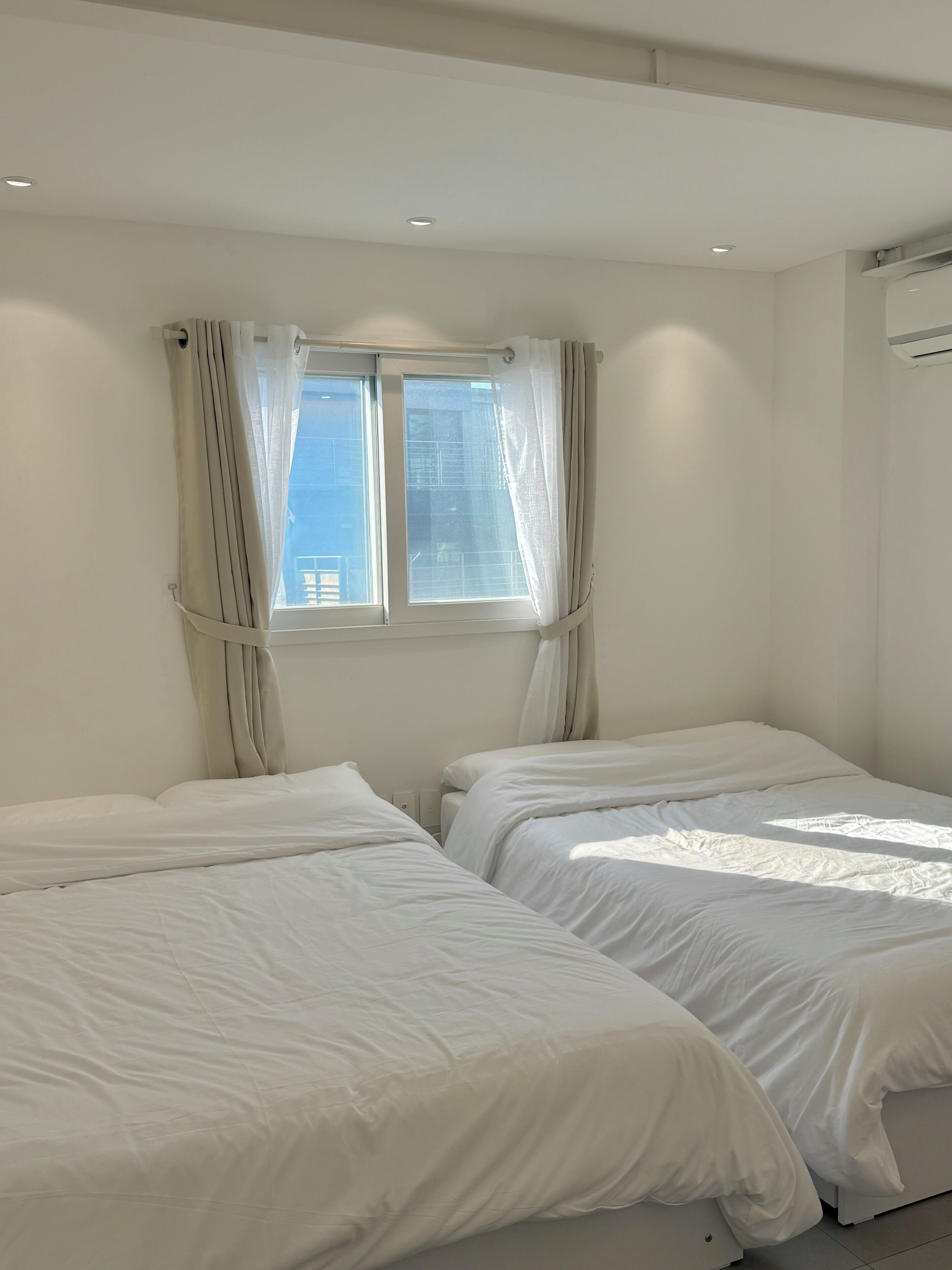 Tabla de planchar con plancha, wifi gratis y ropa de cama 