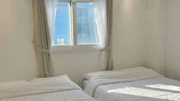 Tabla de planchar con plancha, wifi gratis y ropa de cama