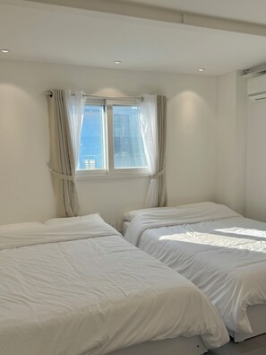 Tabla de planchar con plancha, wifi gratis y ropa de cama 