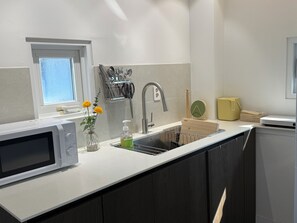 Refrigerador, microondas, placa de cocina, tetera/pava eléctrica