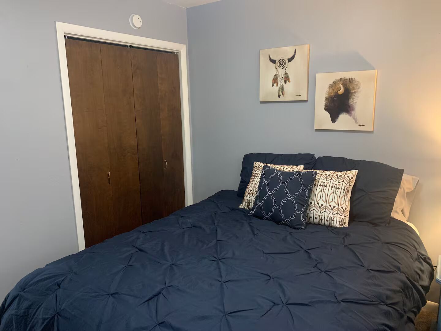 Tabla de planchar con plancha, wifi, ropa de cama