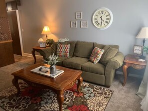 Living area - 2-bedroom apartment in terrific Scottsbluff with AC and comfort (Scottsbluff)