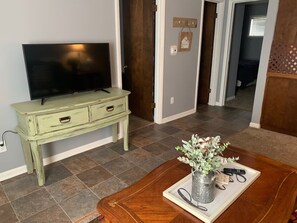 Interior - 2-bedroom apartment in terrific Scottsbluff with AC and comfort (Scottsbluff)