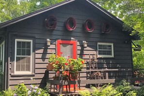 Exterior - 2BR Porta Rosa: Your Lakeside Haven w/ AC (Lakeside)