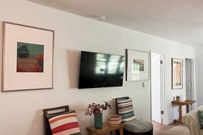 Living area - Steps to Beach & Lake Michigan! Family Retreat (Lakeside)