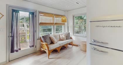 Steps to Sandy Shore! Couples Retreat in Surf City