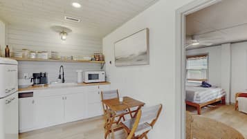 Fer et planche à repasser, lit parapluie, accès Internet, draps fournis