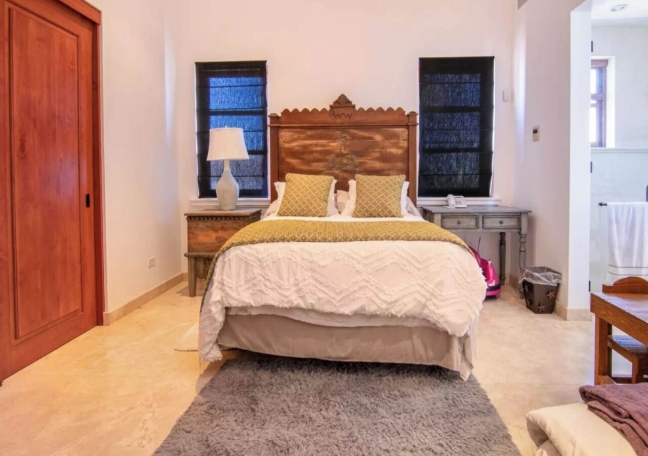 Villa superior, vista al mar | Caja de seguridad en la habitación, escritorio y cortinas blackout 