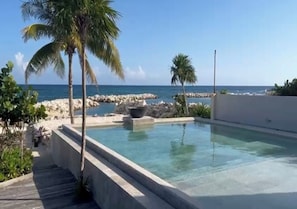 Outdoor pool, pool umbrellas, sun loungers - VILLAS MIA FRONT BEACH  (Xpu-Ha)