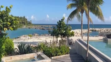 Plage privée, sable blanc, cabines gratuites, chaises longues