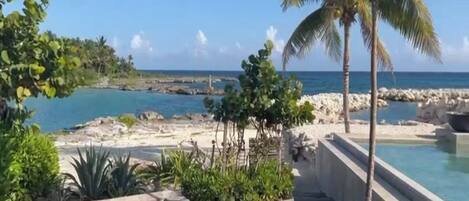 Privat strand, hvit sand, strandtelt (inkludert) og solsenger