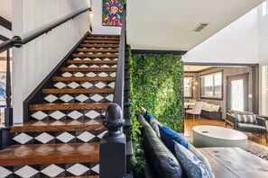 Smart TV, chimenea y oficina 