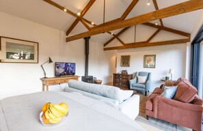 TV, fireplace - Kerry House -  a cottage that sleeps 4 guests  in 2 bedrooms (Deddington)