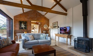 TV, fireplace - Kerry House -  a cottage that sleeps 4 guests  in 2 bedrooms (Deddington)
