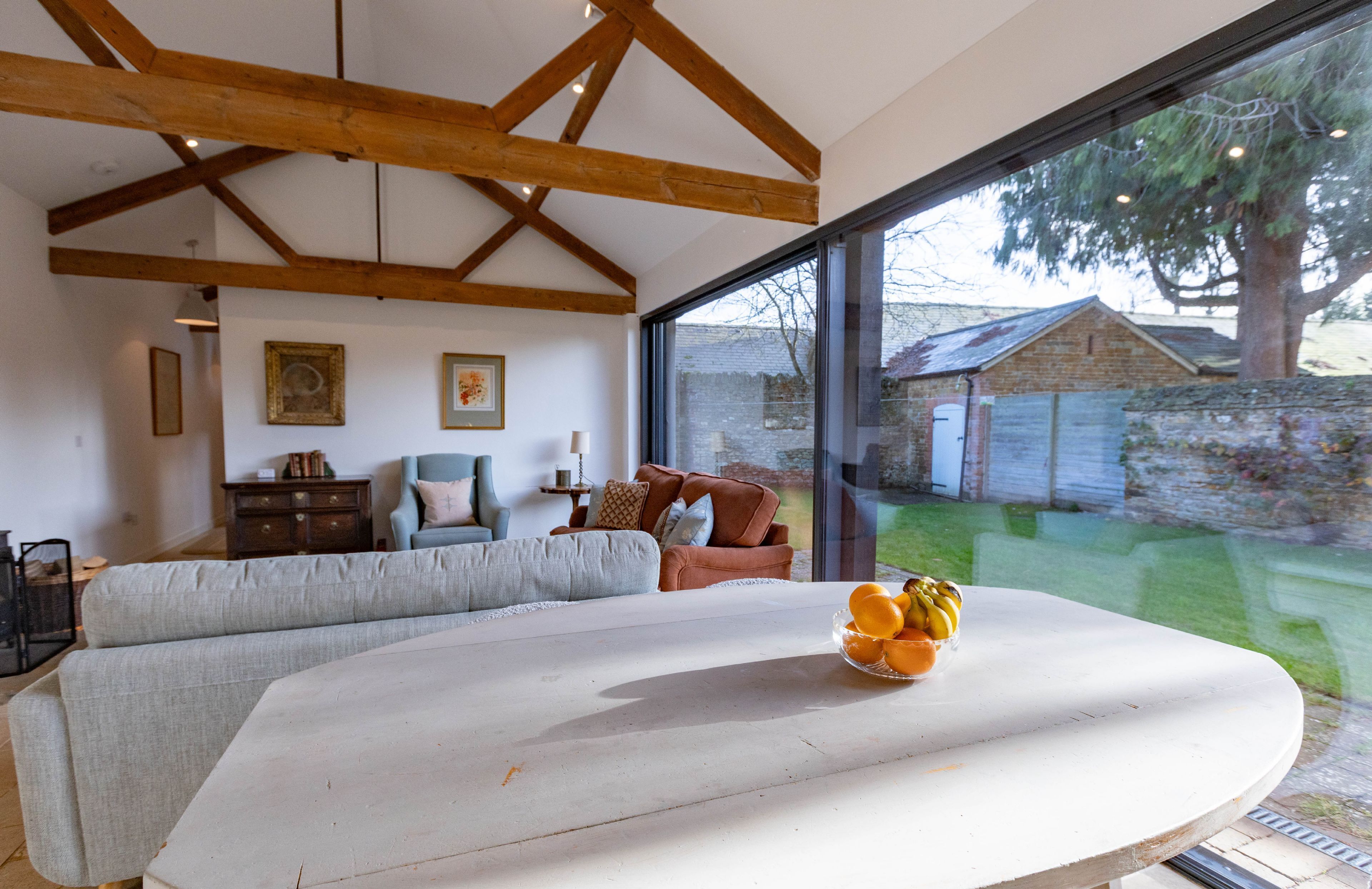 Una televisión, una chimenea