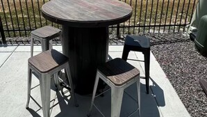 A round table with four chairs, a metal fence, and a view of a grassy field with mountains in the background. - Family Friendly 5BR Mountain Views & Game Room with AC (Superior)