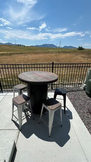 Outdoor dining - Family Friendly 5BR Mountain Views & Game Room with AC (Superior)
