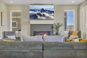 Televisión y chimenea 