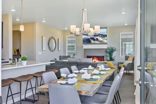 Family Friendly 5BR Mountain Views & Game Room with AC