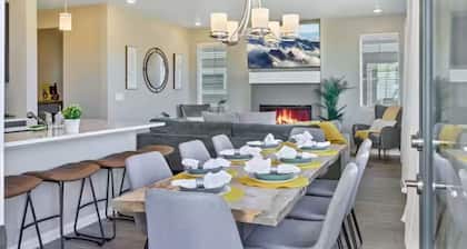 Family Friendly 5BR Mountain Views & Game Room with AC