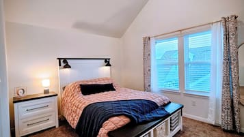 Tabla de planchar con plancha, wifi gratis y ropa de cama