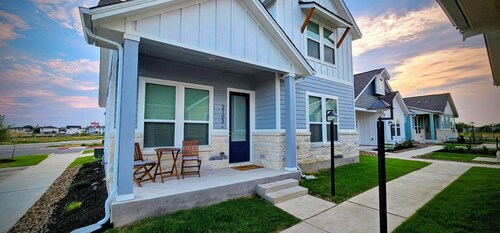 Maxwell Haus 
A Cozy & Quiet cottage New Braunfels
2 bedroom with loft. Sleeps 6