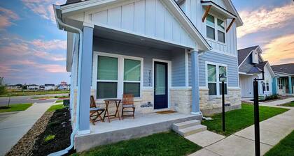 Maxwell Haus
A Cozy & Quiet cottage New Braunfels
2 bedroom with loft. Sleeps 6