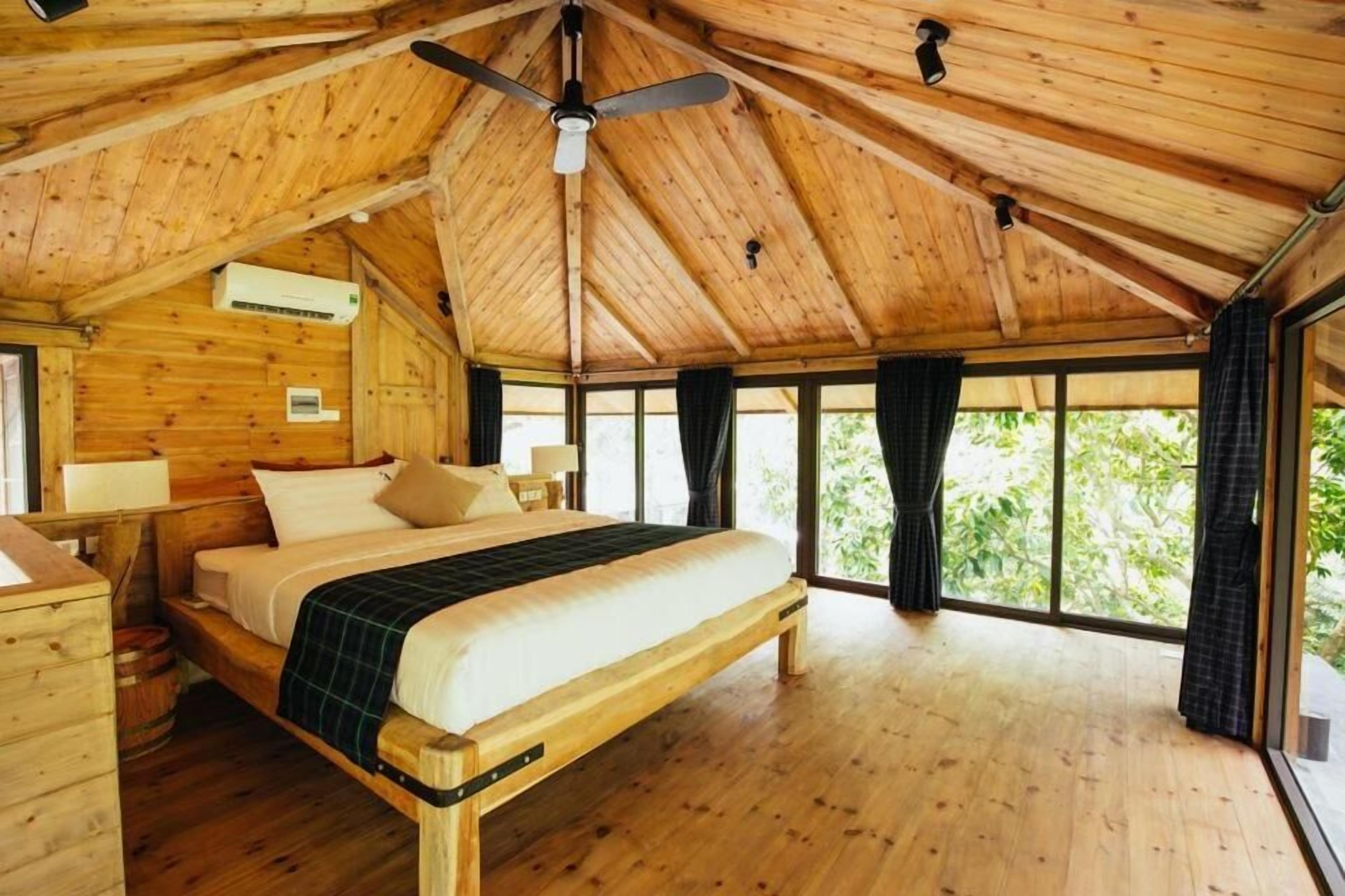 Familiedupleks - udsigt til have | Tempur-Pedic-senge, pengeskab på værelset, mørklægningsgardiner