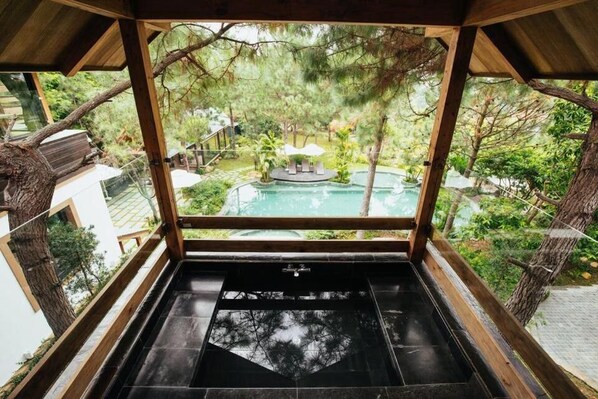 Deluxe Double Room, Courtyard View | Bathroom | Free toiletries, hair dryer, bathrobes, slippers