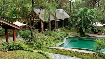 Una piscina al aire libre